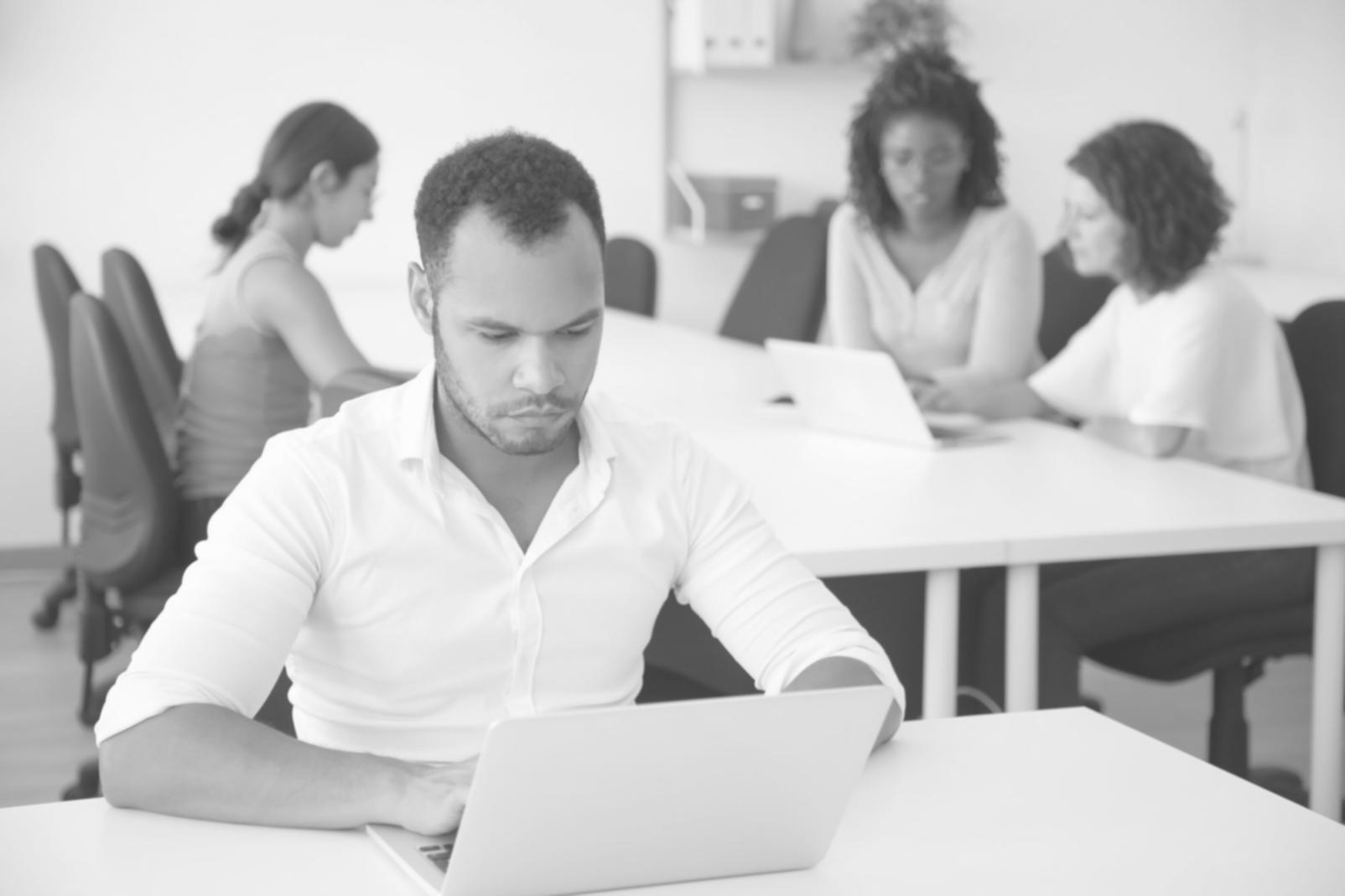 Análisis financiero empresarial en oficina moderna