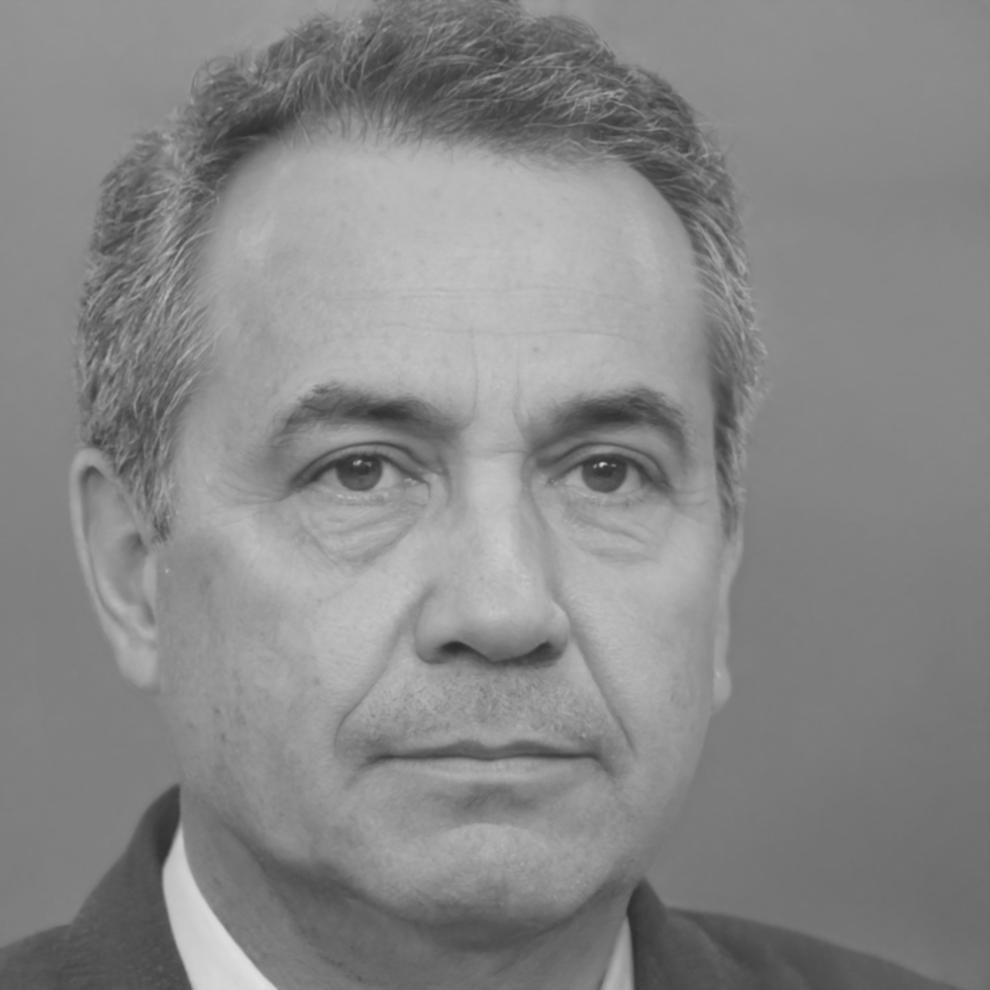 Retrato profesional de consultor especializado en finanzas empresariales